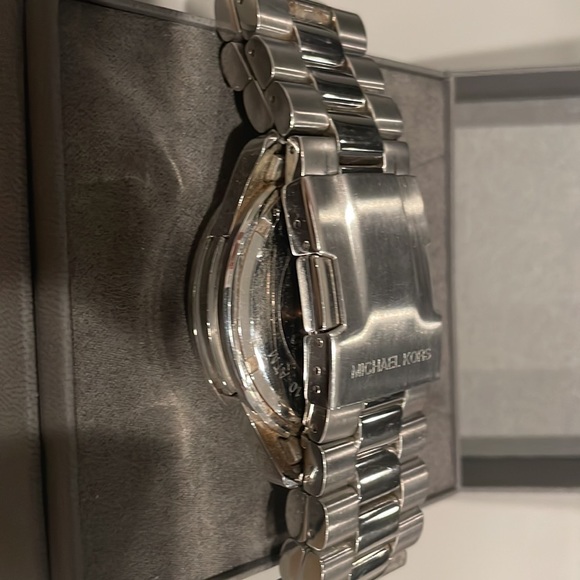 Mens oversized Michael Kors watch - Picture 2 of 2